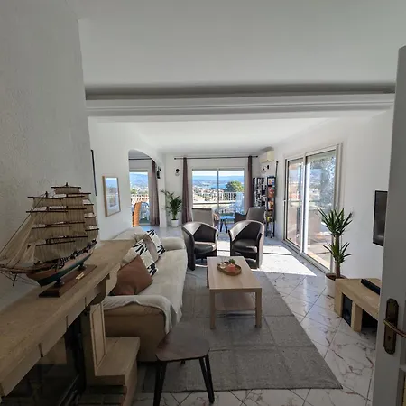 90m2 Avec Terrasse, Vue Et Parking Gratuit